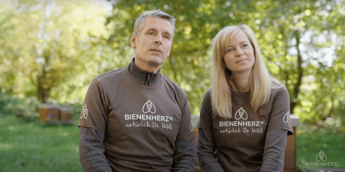 Apotheker- und Imkerpaar Wöll sitzen in einem Interview zum Imagefilm