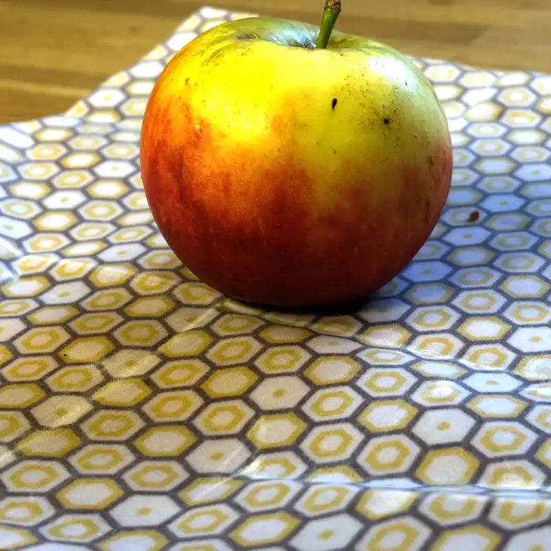 Apfel liegrt auf Bienenwachstuch